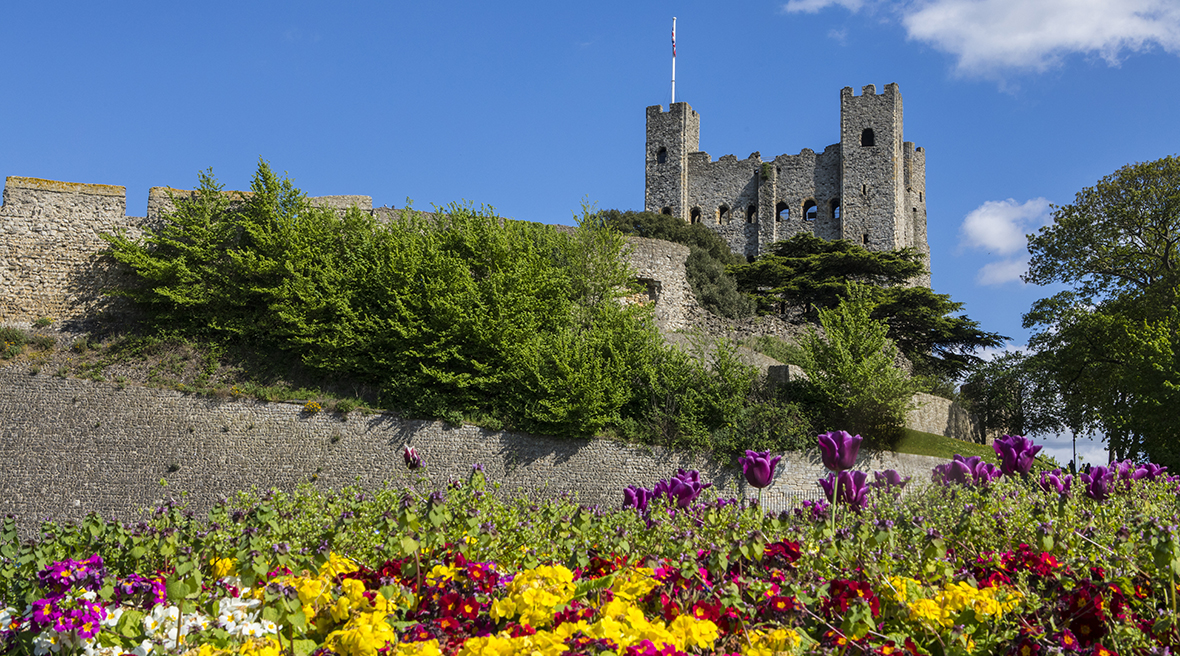Rochester Castle met een grasveld vol bloemen